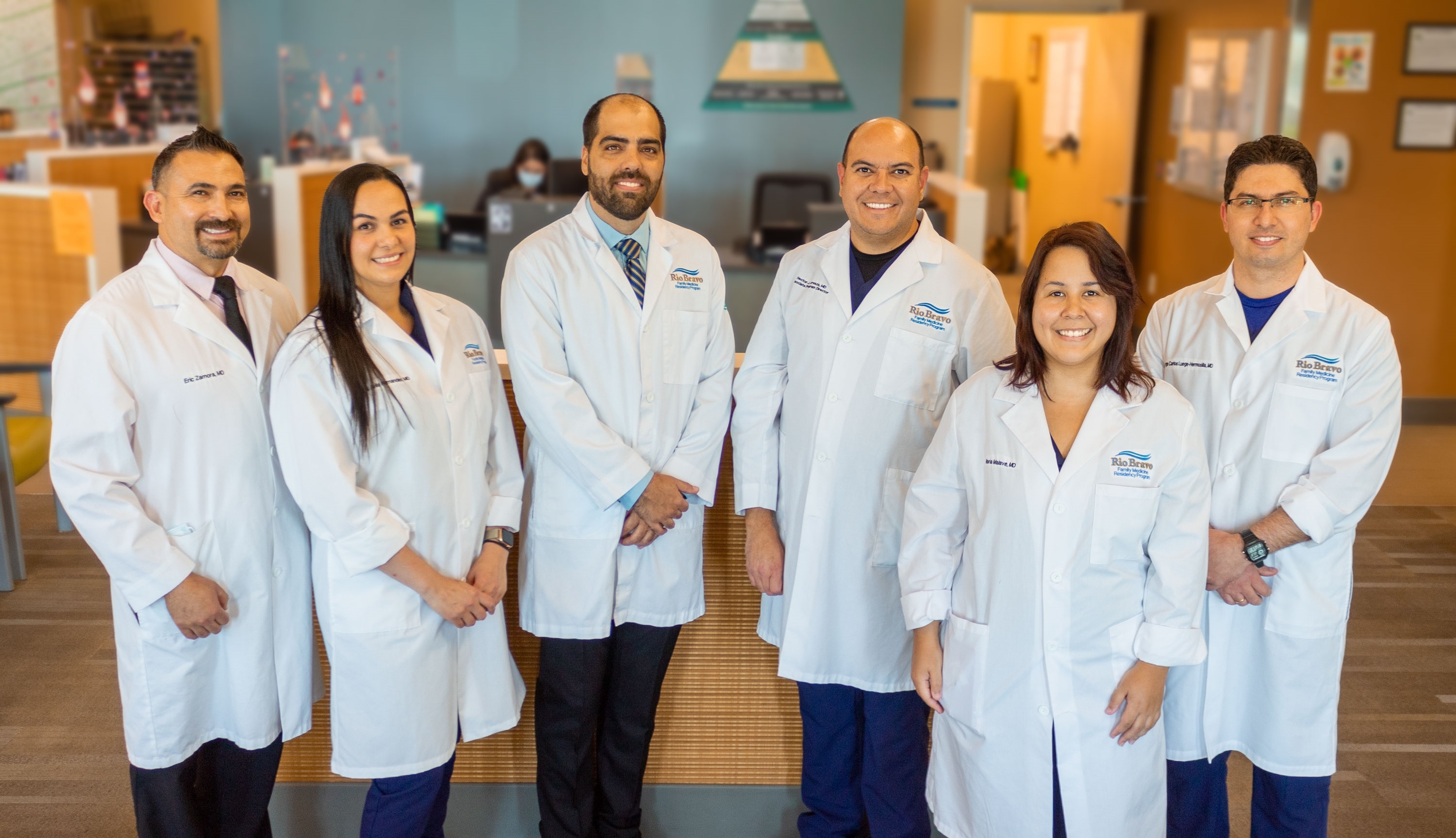 Photo of Dr. Arreaza and Clinica Sierra Vista's Spanish-speaking residents